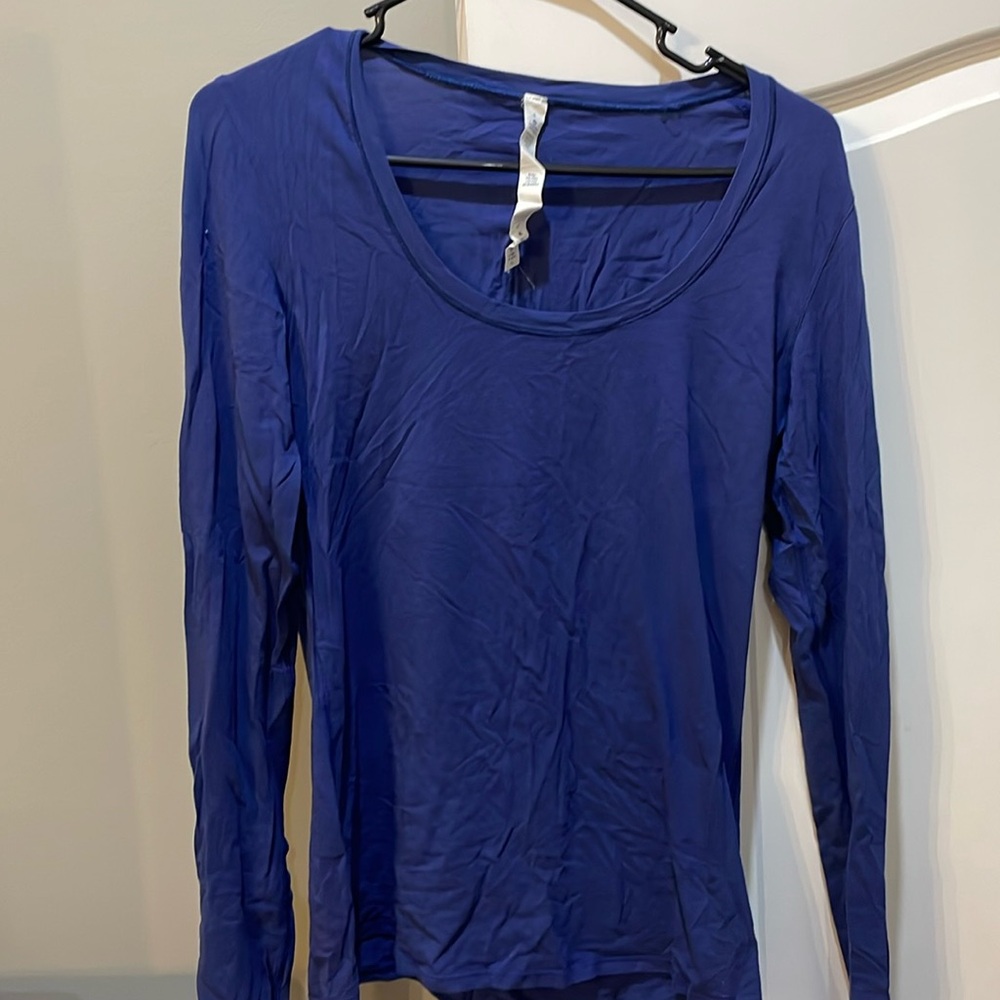 Lululemon size 8 long sleeve tee